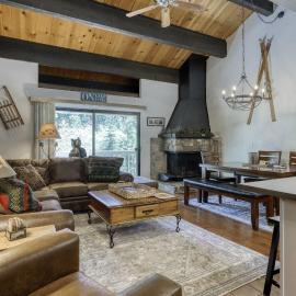 Creekside Comfort Meets Tahoe Adventure - Your Stylish Getaway in Kings Beach、キングスビーチのホテル