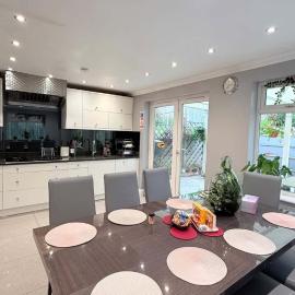 Spacious 4-Bed Chester Home - Sleeps 8 - Parking, hotel u gradu Čester