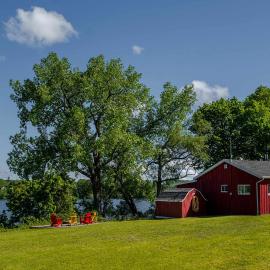 Hay Bay Hytte - Waterfront Cottage, מלון בDeseronto