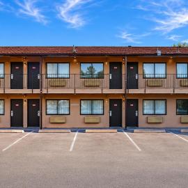 Travel Inn By OYO Omaha, hotel u gradu Millard