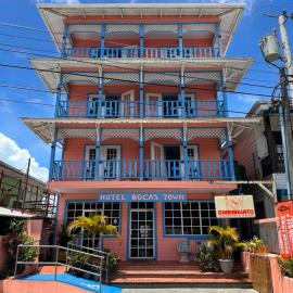 Hotel Bocas Town, готель у місті Бокас