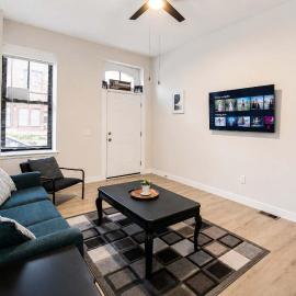 Pet-Friendly Soulard 2BR - King Bed - In-Unit Laundry - Walkable