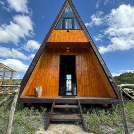 Cozy Lakefront Cabin - Myselim، فندق في شكودر