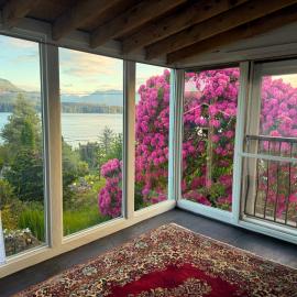 Coastal Nest Ocean & Mountain View Suite, hotel in Alert Bay
