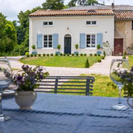 Luxury Gites de Chateau Mirabel - Petite Mirabel - Saltwater Swimming Pool, AC, hotel in Puylaurens