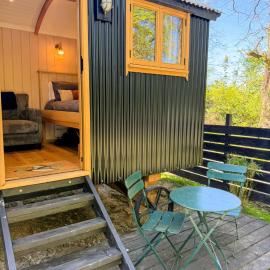 Luxury Shepherd Hut w Outdoor Bath at Powis Estate
