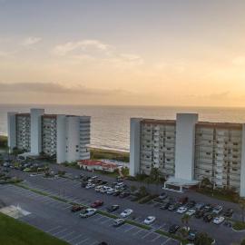 Beach Front Condo with Breathtaking Views, hotell sihtkohas Jensen Beach