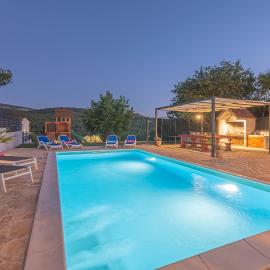 Villa R&B heated pool、Vrpoljeのホテル