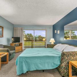 1-Bedroom Family Suite for 4 with King Bed - Pool and Hot Tub