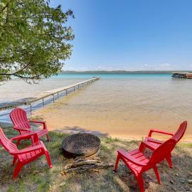 Glen Arbor Home w/ Glen Lake Access & Shared Dock!, hotel a Glen Arbor