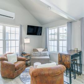 Cozy Tiny Home for 2! Short drive to the Beach!, hotel di Myrtle Beach