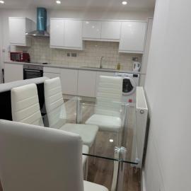 Serene 2- BDR Apartment , Free parking, Sleeps 6