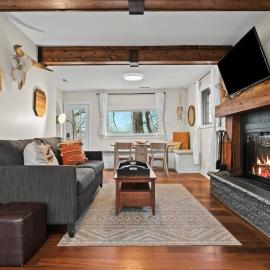 Cranberry Lake Hideaway, Cozy Cottage with Sauna, Outdoor Shower, Kayaks, Games, hotel di Campbells Corner