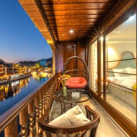 Viesnīca Fenghuang Ancient Town Lazy Cat Riverside Inn pilsētā Fenhuana