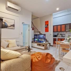 Cocos Townhouse BTS onnut 350 Meters 3Br3Bth