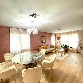 Beautiful 5 BR and 3 BA home with AC and Wifi, hotel in Moreno Valley