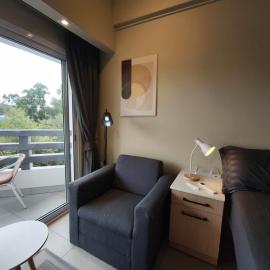 Stylish Studio Condo on the Beach, hotel in Ban Pak Khlong Phe