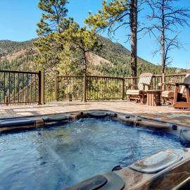 Scenic 4BR Cabin with Hot Tub Sauna Sleeps 10, Hotel in Cascade-Chipita Park