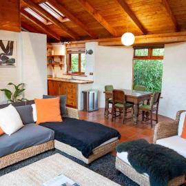 Tairua Earth House Retreat, hotel in Tairua