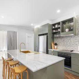 3 Bedroom City Apt, Big Yard & Park Views - Sleeps 7