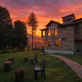 4 Bedroom Luxury Bungalow In Manali With Beautiful Scenic Mountain & Orchard View - #Private Bungalow #Premium Big rooms #Parking #Guest Preferred, viešbutis mieste Manalis