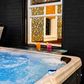 Gatsby House Mansion w Game Lounge & Hot Tub, hotel in Louisville