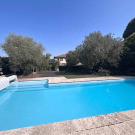 La Toscane Country villa pool sleeps 10, hotel din Coufouleux