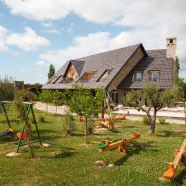 Lahuta e Vjeter Agroturizem, hotel Laç városában