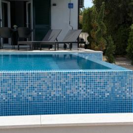 Apartment Lydia with private pool on the beach