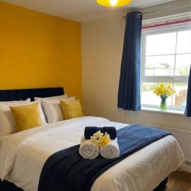 Spacious 6 BR-3 Baths-EV Charger and Free Parking-CV22-Warwickshire-Groups-Families-Contractors-Pets Welcome-By The Home Makers Hub