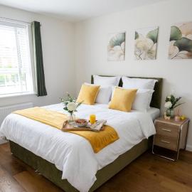 Modern 6 BR-3 Baths-EV Charger and Free Parking-CV22-Warwickshire-Groups-Families-Contractors-Pets Welcome-By The Home Makers Hub, khách sạn ở Rugby