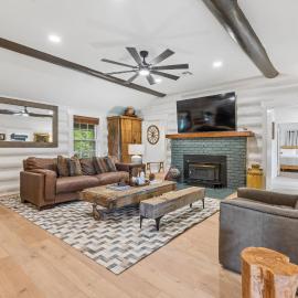 3BR Cabin Sleeps 10 Fenced Yard, hotell sihtkohas Oklahoma City
