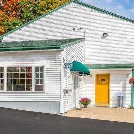 Blue Line Inn Lake George, hótel í Lake George