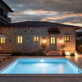 Pnoe Luxury Villa - Private Pool Retreat & BBQ, hotel in Ierissos
