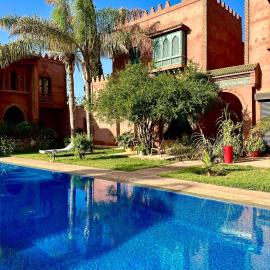 Serene Villa with 4 Pools, Palmeraie, Marrakech, hotel em Douar Soukkane