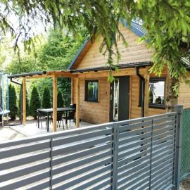 Domek letniskowy z antresolą w Okuninka klimatyzowany, hotel in Okuninka
