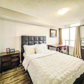 Modern 2BR 2 Bath Condo with Pool, Parking, Near YYZ and FIFA, hotel a Mississauga