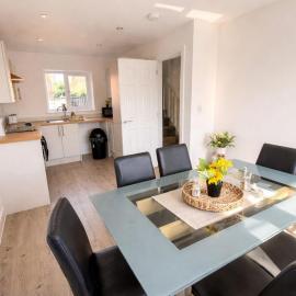 New 3 Bedroom Home W Garden & Parking, hotel in Kimberworth