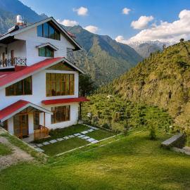 Atulya Orchard Retreat Tirthan Valley, hotel in Banjār