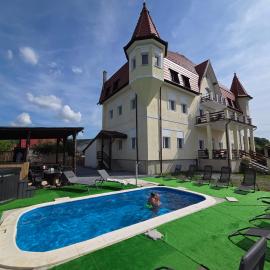 Castle Csányi, Hotel in Livezeni