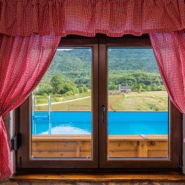 Forest Retreat with Pool & Jacuzzi near Plitvice by Destination GREEN Croatia, hotel in Bužim