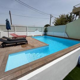 Moradia com escada, Jardim e piscina, 3Kms Praia, hotel din Almada