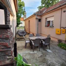 Veslo IN, hotel a Krčedin