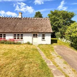 Charming Danish Half-Timbered Cottage near Puttgarden, hotel en Holeby