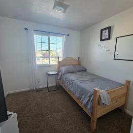 Private Room 12 min from the SLC Airport، فندق في Magna