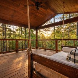 Creekside Luxury Retreat-Serene Views & Family Fun