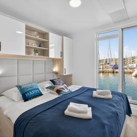 MARINA PEARL - Serene Seafront Retreat with Jacuzzi on Rooftop Terrace, Hausboot
