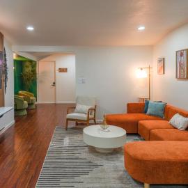 Disneyland Villa for Families with Game Room, EV and 3 Bedrooms, Sleeps up to 13, hotel di Anaheim