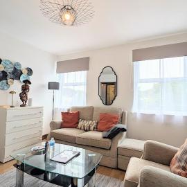 CJ Maison - "Spacious Family Friendly 2-Bedroom Apartment in the City Centre with free on-site parking, free Wi-Fi", hotel in Southampton
