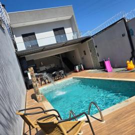 Sobrado novo e lindo com piscina, hotel in São José dos Campos